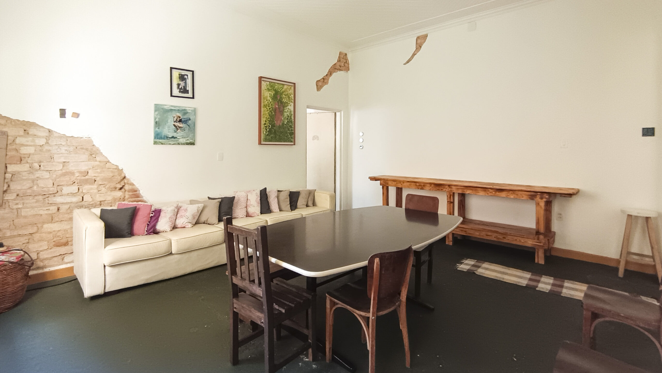 sala com sofá e mesa de reunião