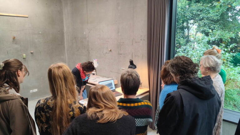 grupo de pessoas numa visita de ateliê