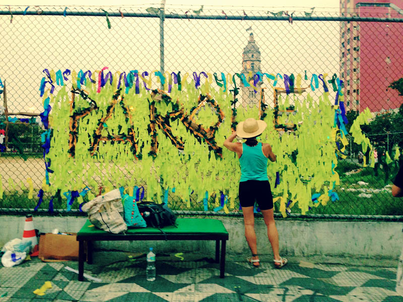 mulher monta um painel escrito parque